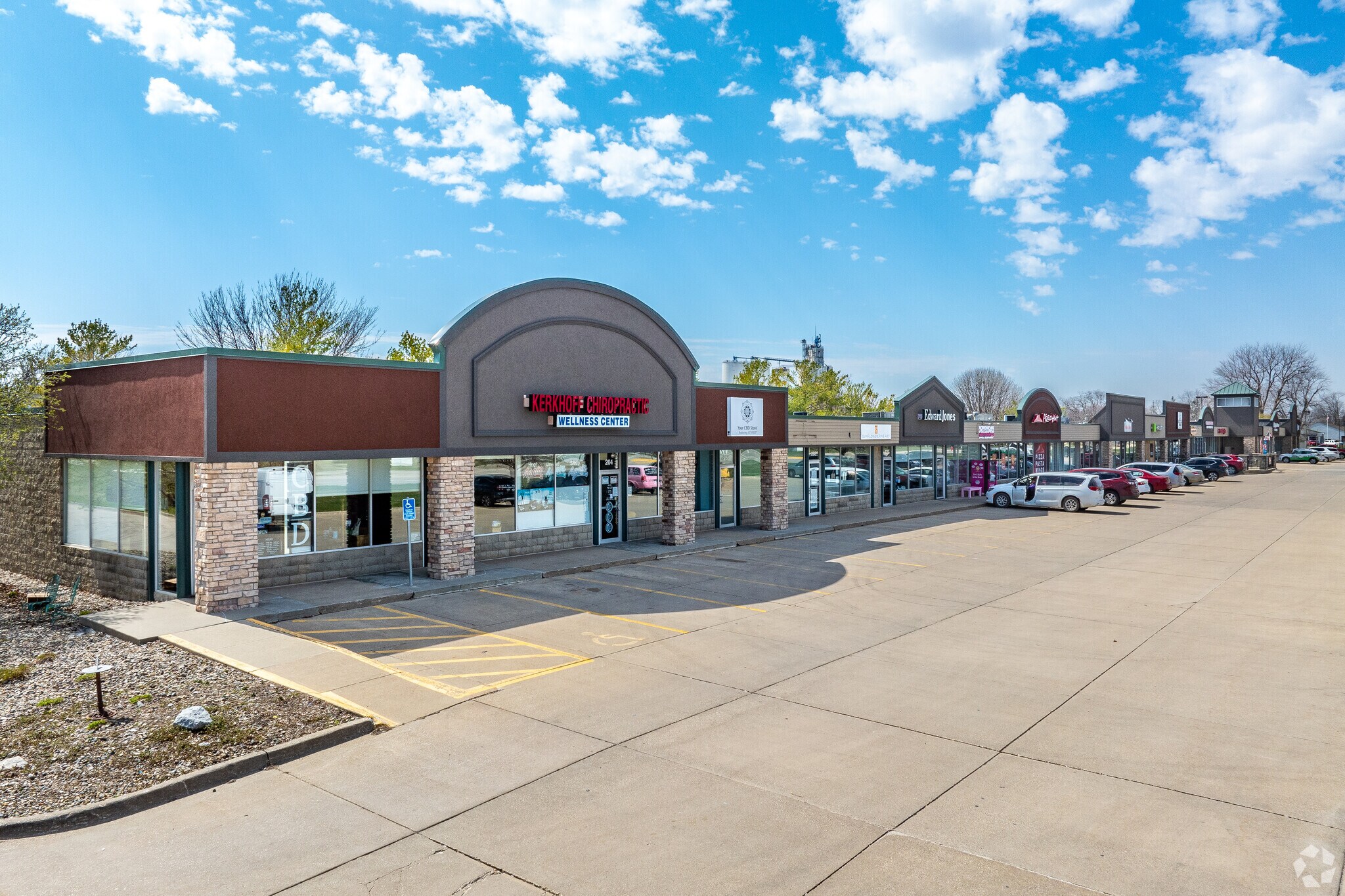 260-310 W Hickman Rd, Waukee, IA for sale Primary Photo- Image 1 of 1
