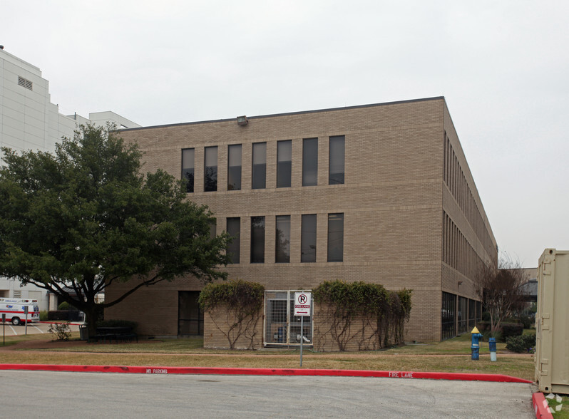 1740 W 27th St, Houston, TX for lease - Building Photo - Image 2 of 7