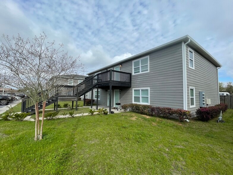 Bay Breeze Apartments portfolio of 3 properties for sale on LoopNet.com - Building Photo - Image 3 of 10