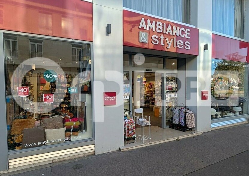 Retail in Beauvais for lease - Building Photo - Image 1 of 4