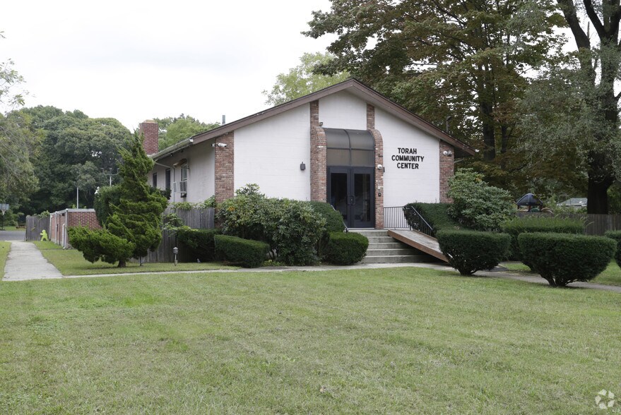 821 Hawkins Ave, Lake Grove, NY for sale - Primary Photo - Image 1 of 1