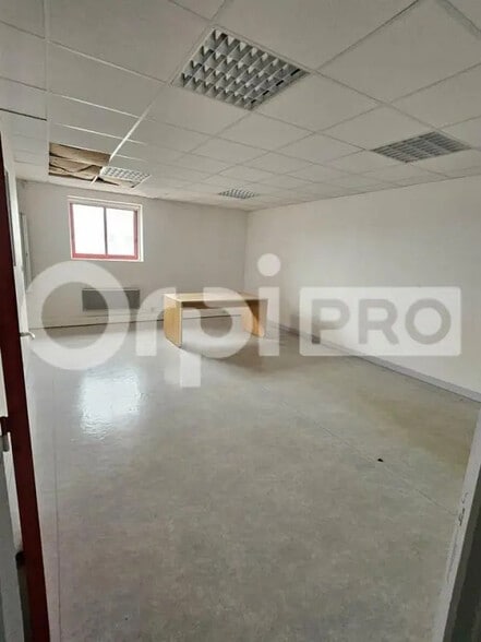 Office in Reims for lease - Interior Photo - Image 2 of 6