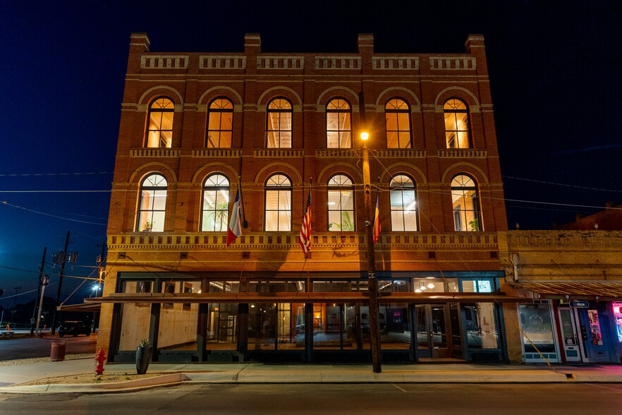 119 W San Antonio St, Lockhart, TX for lease - Building Photo - Image 2 of 26