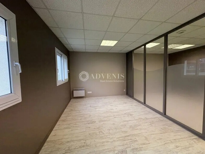 Office in Le Mans for lease - Interior Photo - Image 3 of 3
