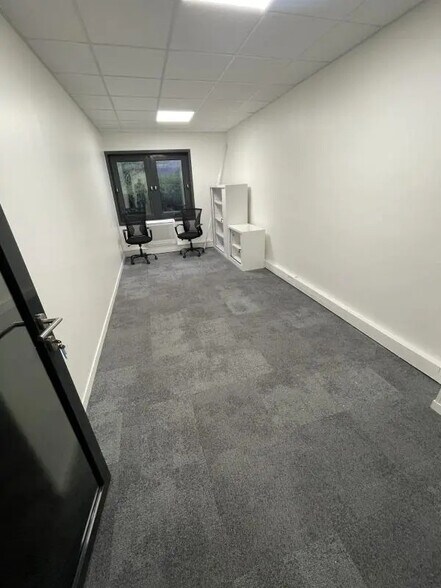 Office in Suresnes for lease - Interior Photo - Image 3 of 27