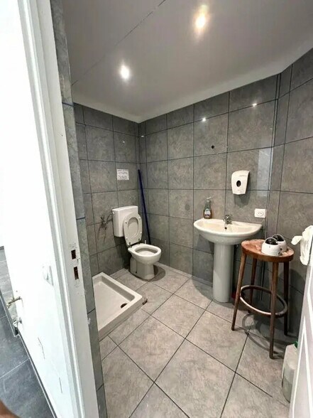 Retail in Beausoleil for lease - Interior Photo - Image 3 of 3