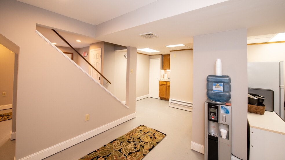 124 John Robert Thomas Dr, Exton, PA for lease - Interior Photo - Image 2 of 28