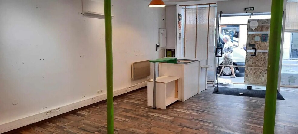 Retail in Tours for lease - Interior Photo - Image 2 of 2