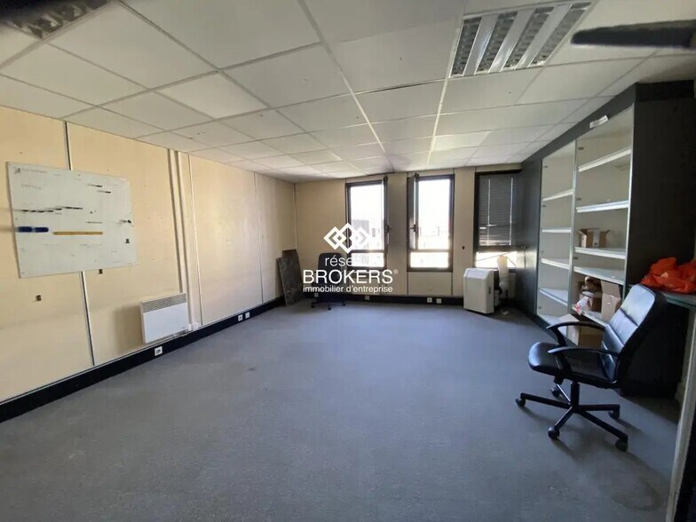 Office in Grenoble for sale - Interior Photo - Image 2 of 11