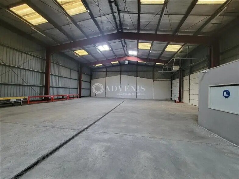 Flex in Metz for lease - Interior Photo - Image 2 of 7