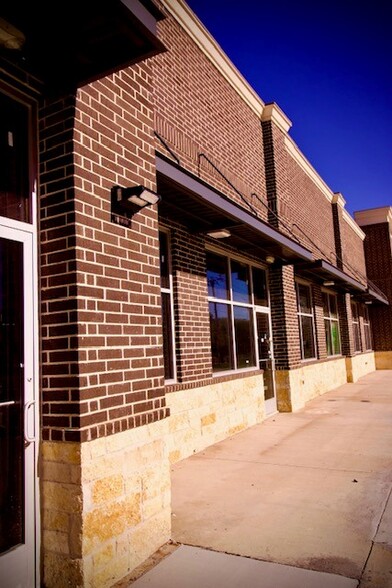 609 E Oates Rd, Garland, TX for lease - Building Photo - Image 2 of 4