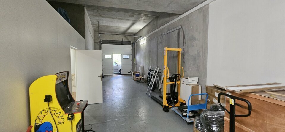 Flex in Nice for lease Building Photo- Image 1 of 6
