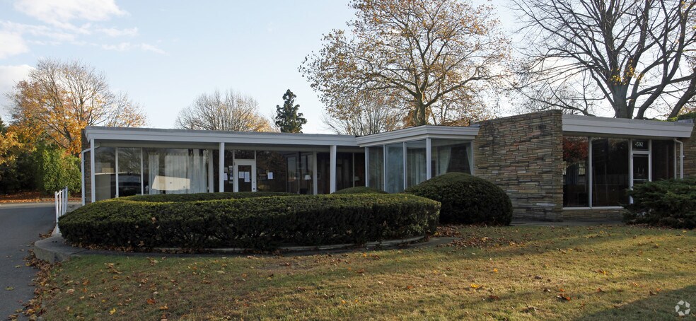 592-596 Hampton Rd, Southampton, NY for sale - Building Photo - Image 1 of 1