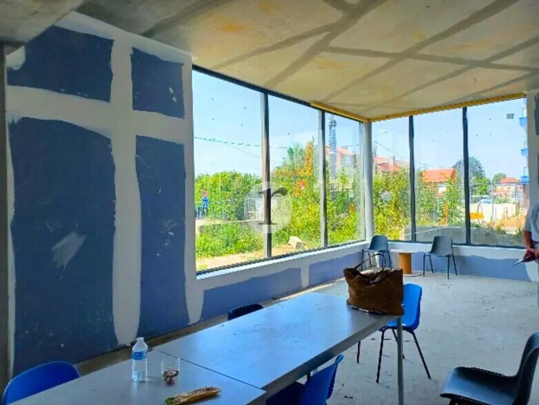 Retail in Seclin for lease - Interior Photo - Image 1 of 4