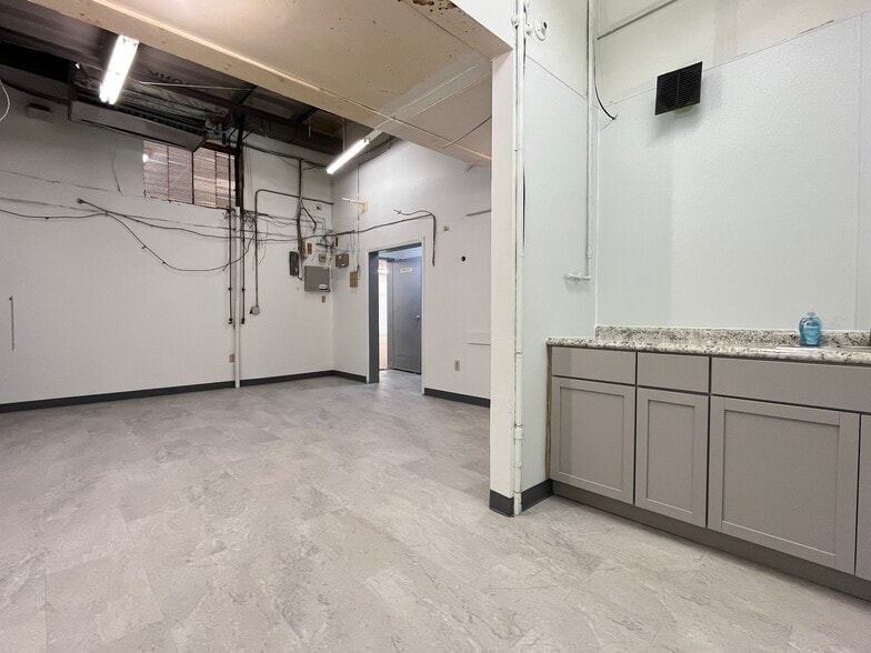 2300-2306 S Jane St, Pittsburgh, PA for lease - Interior Photo - Image 3 of 15