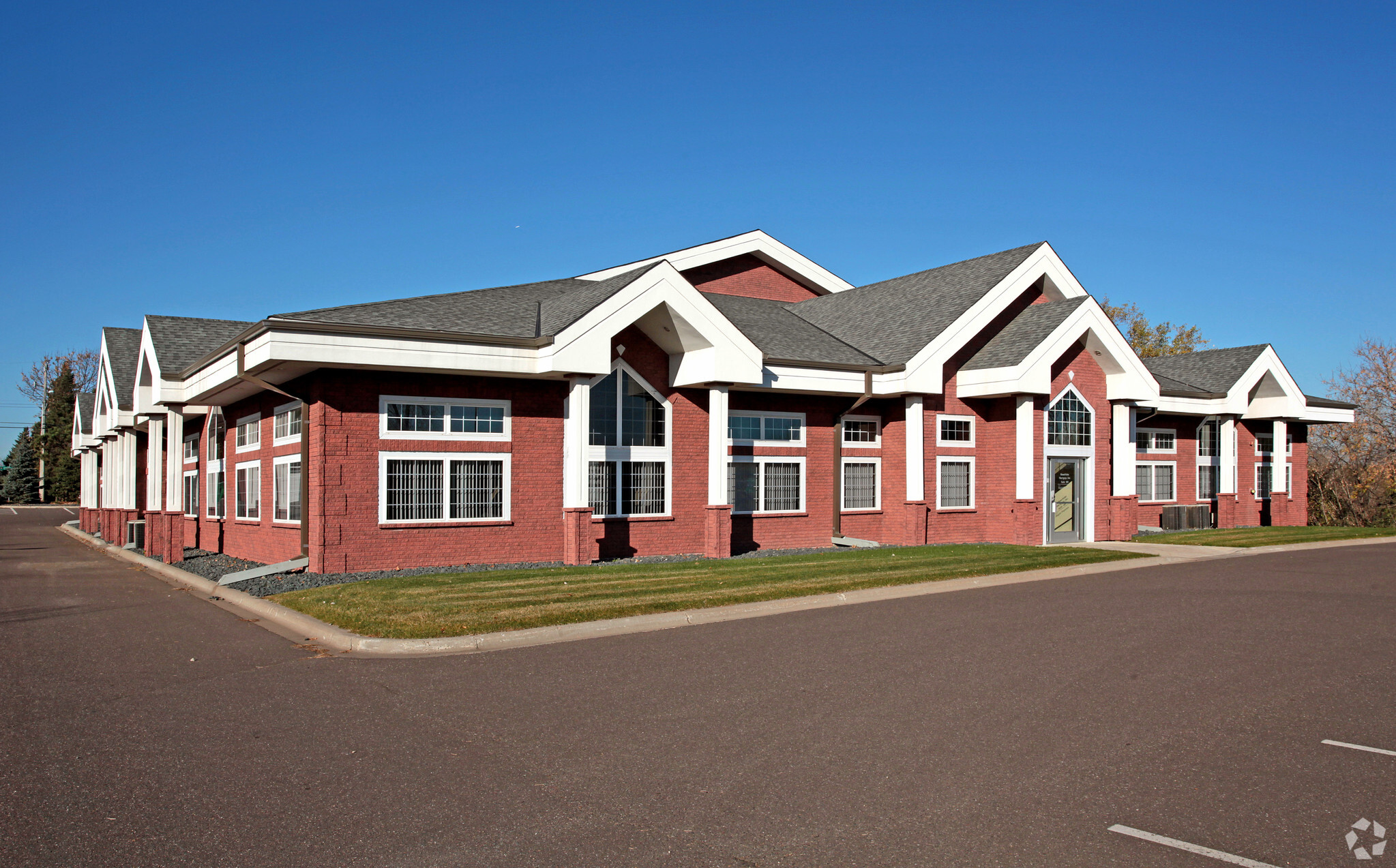 2935 Country Dr W, Little Canada, MN for lease Primary Photo- Image 1 of 4