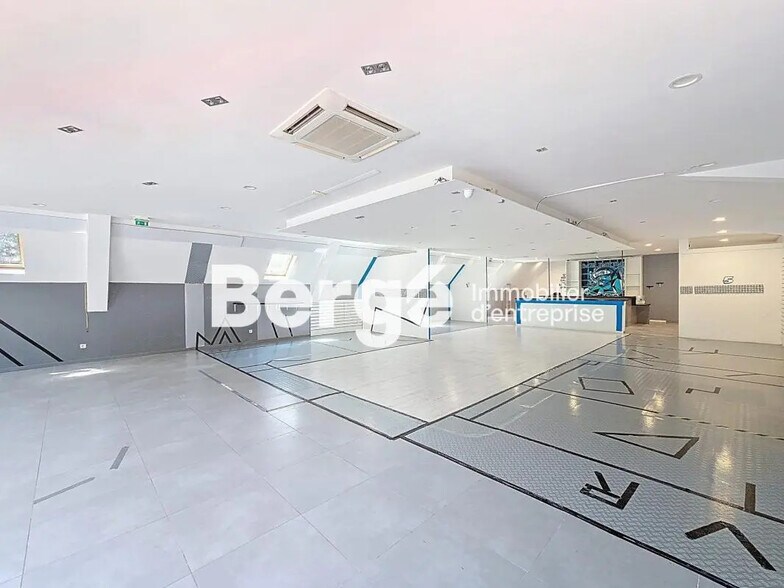 Retail in Mandelieu-la-Napoule for lease - Interior Photo - Image 1 of 4