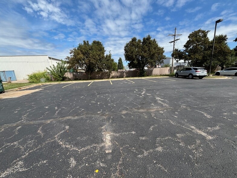 2415 Ponderosa Dr, Lawrence, KS for lease - Interior Photo - Image 3 of 31