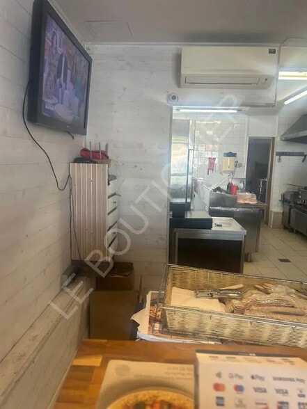 Retail in Auxerre for sale - Interior Photo - Image 3 of 6