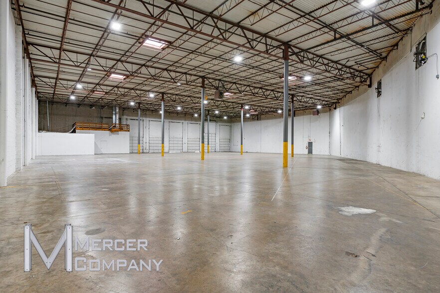 12626-12684 International Pky, Dallas, TX for lease - Interior Photo - Image 2 of 22