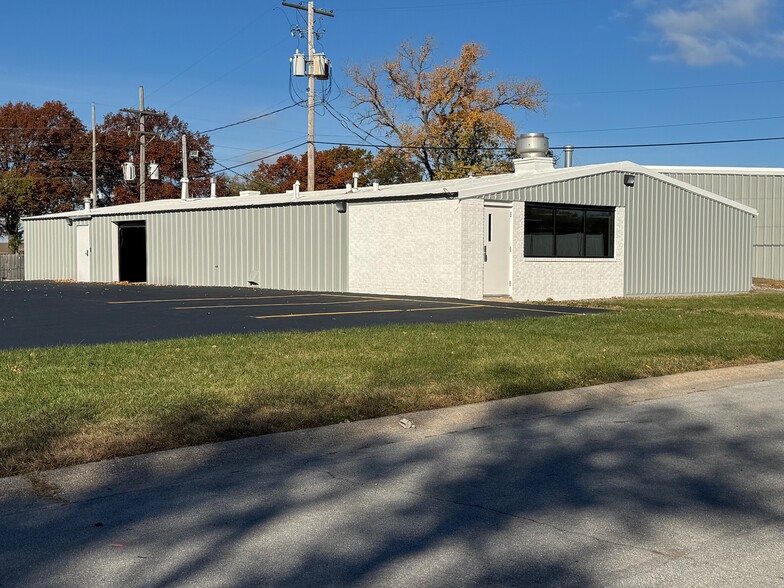 300 N Marion St, Olathe, KS for lease - Building Photo - Image 2 of 9