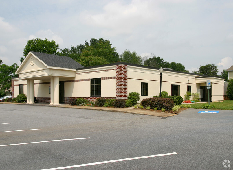 4109 E North St, Greenville, SC for lease - Building Photo - Image 2 of 8