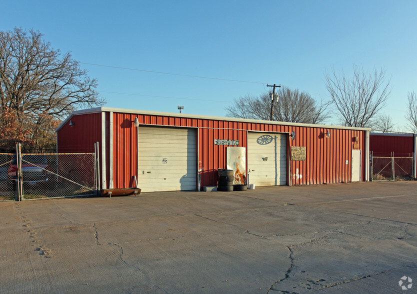 2305 Crystal Dr, Balch Springs, TX for lease - Building Photo - Image 2 of 2