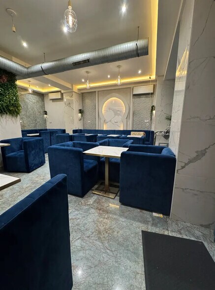 Retail in Paris for lease - Interior Photo - Image 1 of 8