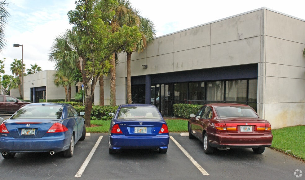 700-710 S Military Trl, Deerfield Beach, FL for lease - Building Photo - Image 3 of 27