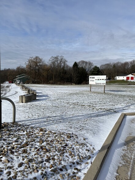 3185 Bennetts Run Rd, Beaver Falls, PA for lease - Primary Photo - Image 1 of 3