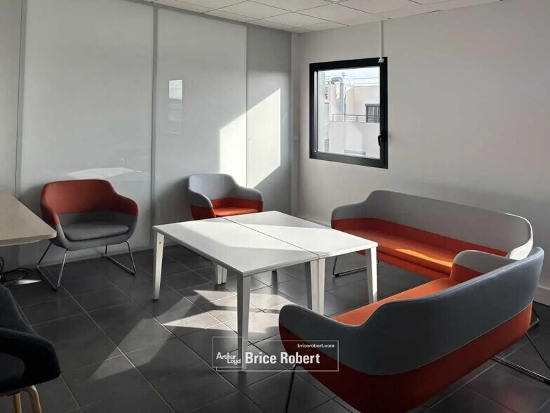 Office in Saint-Priest for lease - Interior Photo - Image 3 of 10