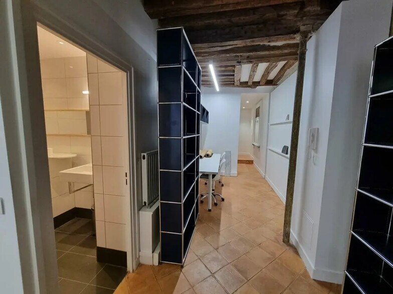 Office in Paris for lease - Interior Photo - Image 2 of 10