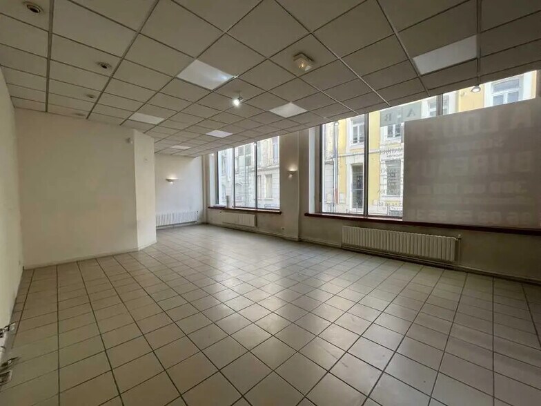 Office in Saint-Quentin for lease - Building Photo - Image 2 of 6