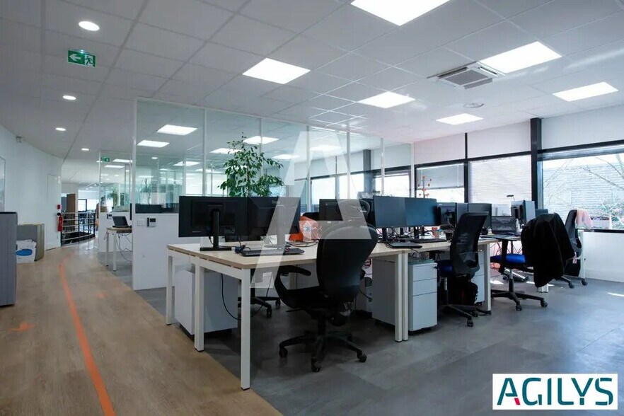 Flex in Palaiseau for lease - Interior Photo - Image 3 of 12