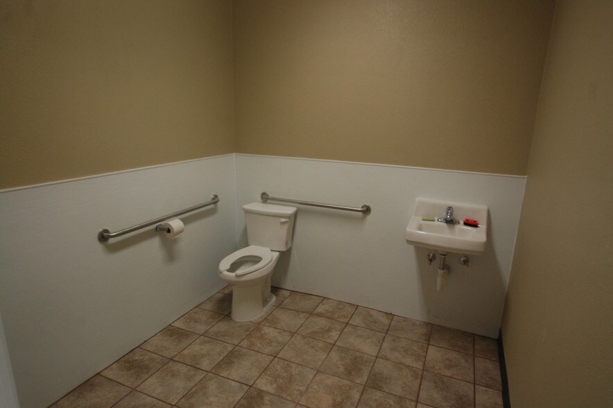 12401 University Ave, Lubbock, TX for lease - Interior Photo - Image 3 of 11