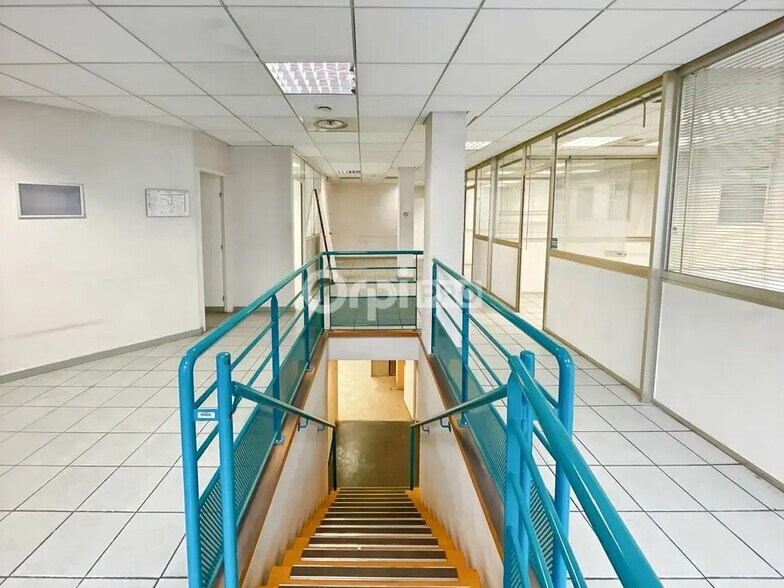 Retail in Aubagne for lease - Interior Photo - Image 2 of 5