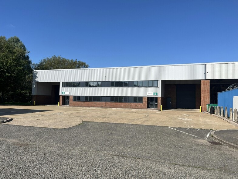 1-3 Farmbrough Clos, Aylesbury for lease - Building Photo - Image 2 of 18