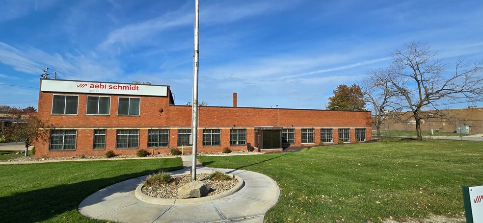 18513 EUCLID AVENUE portfolio of 2 properties for sale on LoopNet.com - Building Photo - Image 2 of 11