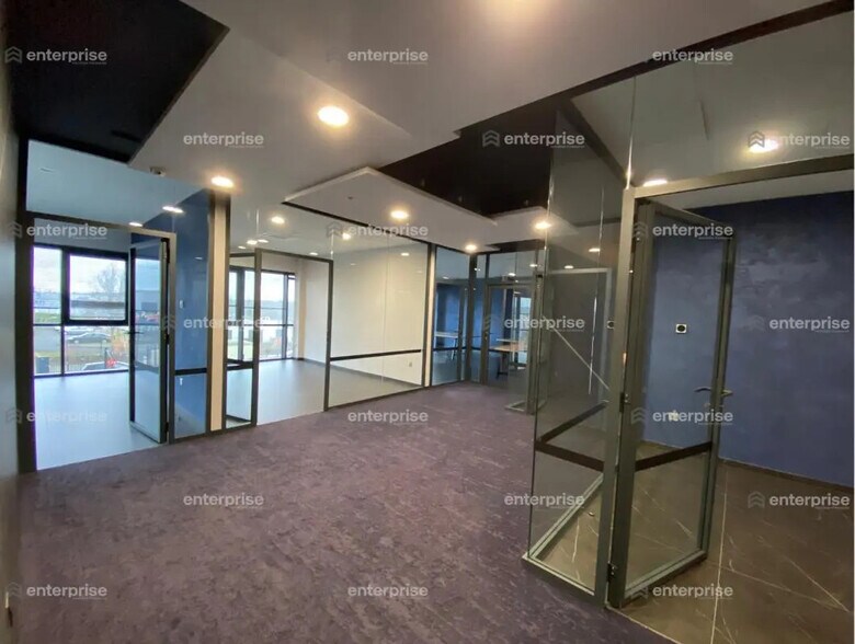 Office in Allonne for sale - Interior Photo - Image 2 of 7