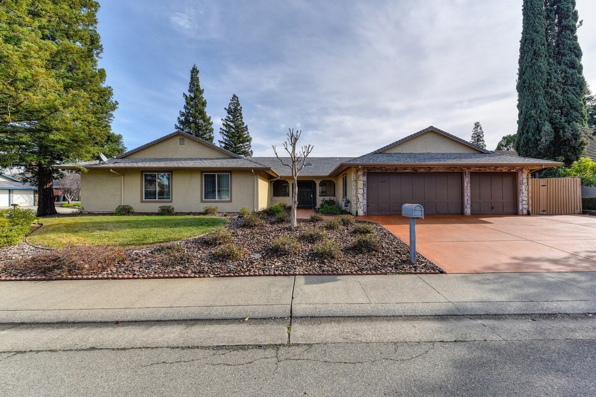 1419 Champion Oaks Dr, Roseville, CA for sale Primary Photo- Image 1 of 15