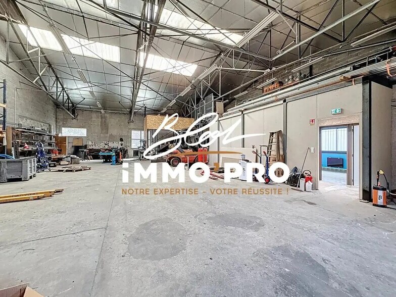 Office in Domarin for lease - Interior Photo - Image 2 of 10