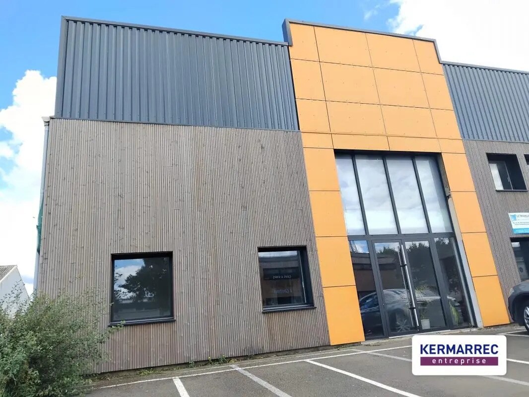 Flex in Pacé for lease Building Photo- Image 1 of 10