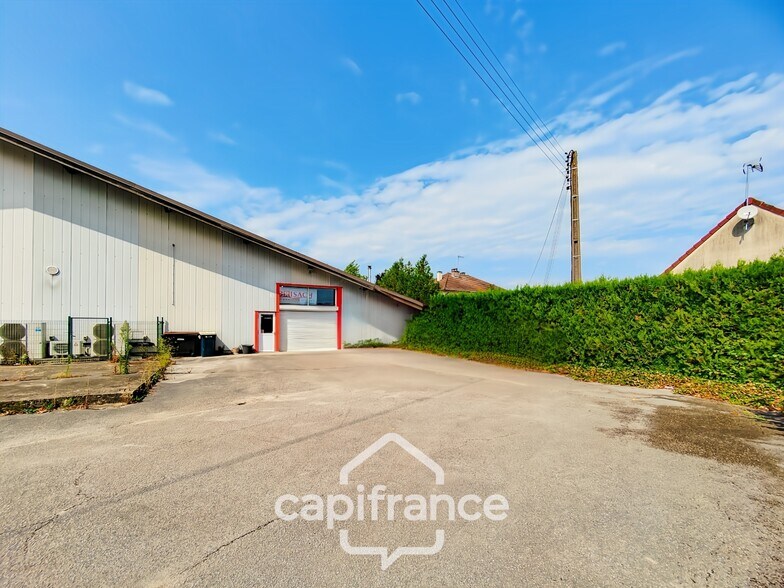 Retail in Saint-Rémy for lease - Building Photo - Image 2 of 7