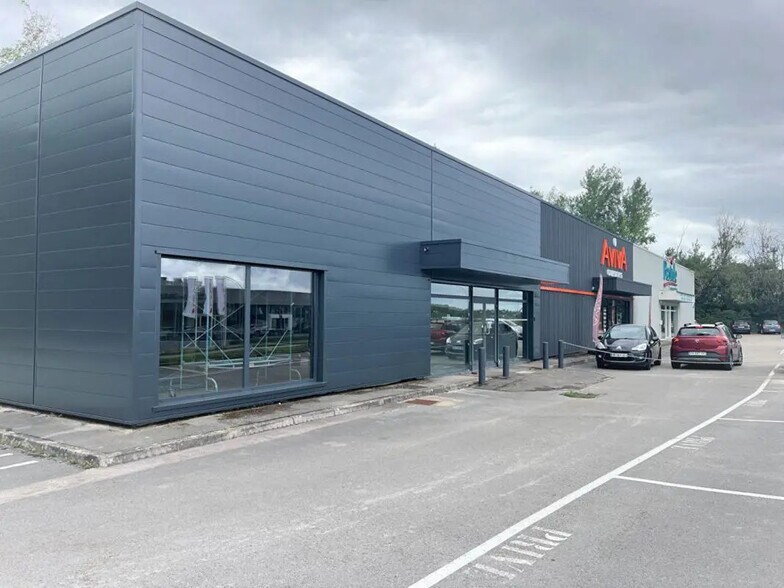 Retail in Besançon for lease - Building Photo - Image 2 of 9