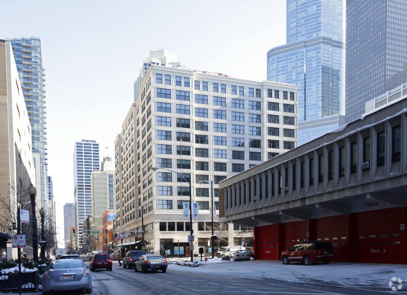 27-33 W Illinois St, Chicago, IL for lease - Building Photo - Image 2 of 5