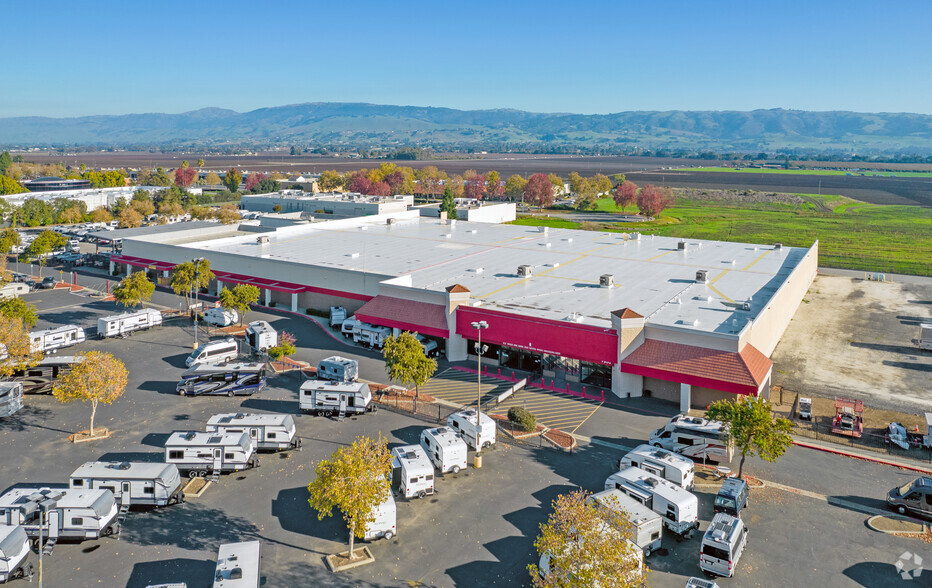 7900 Arroyo Cir, Gilroy, CA for lease - Primary Photo - Image 1 of 10