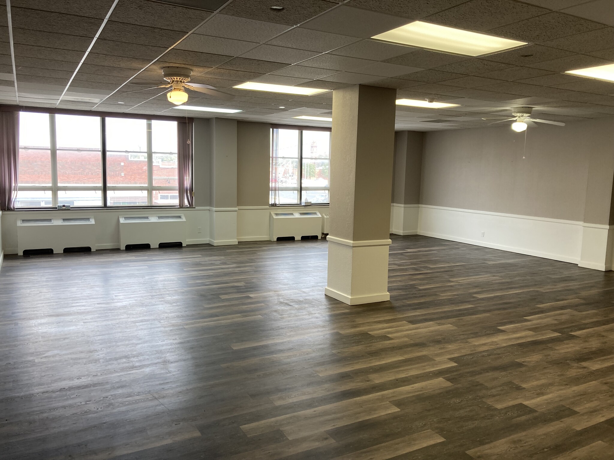 17 E 2nd Ave, Hutchinson, KS for lease Interior Photo- Image 1 of 3