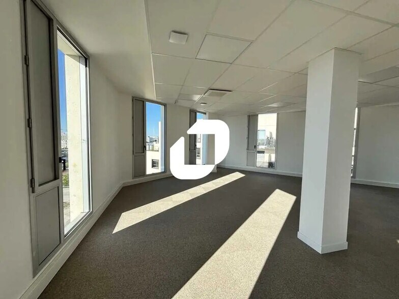 Office in Bordeaux for lease - Interior Photo - Image 1 of 14