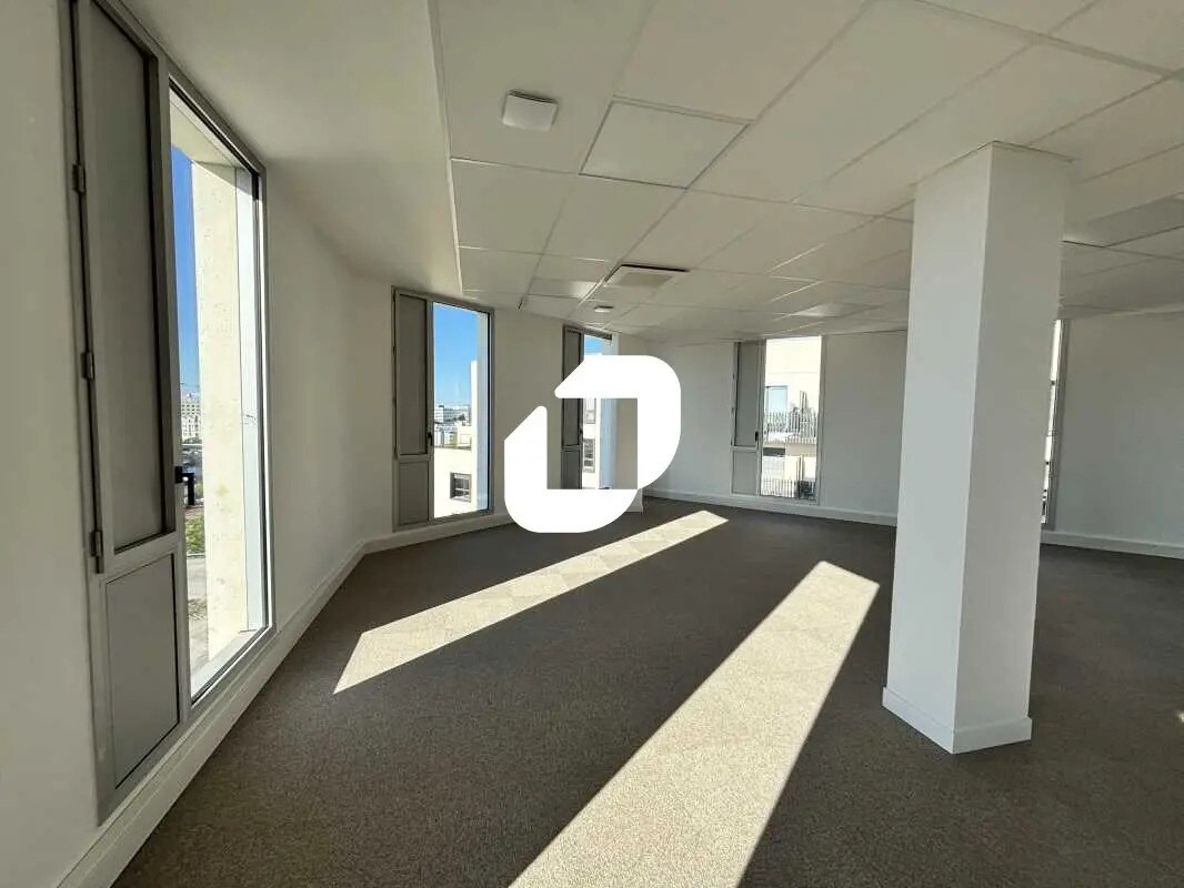 Office in Bordeaux for lease Interior Photo- Image 1 of 15