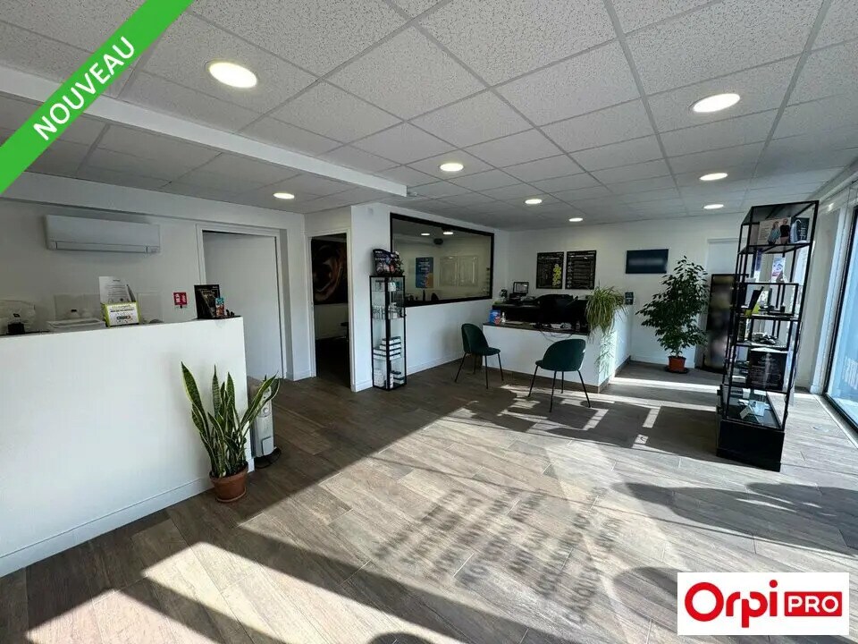 Retail in Chilly-Mazarin for lease Lobby- Image 1 of 7